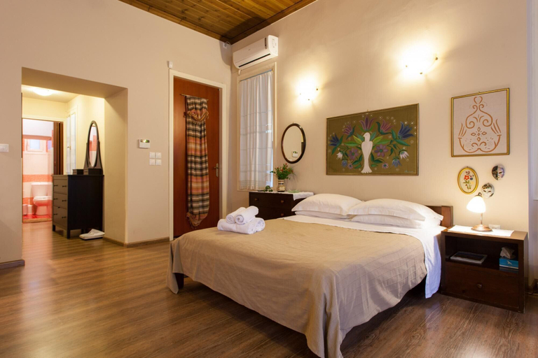 Room 2, Psyri Neoclassical House w/Yard - Free Parking!, Attica