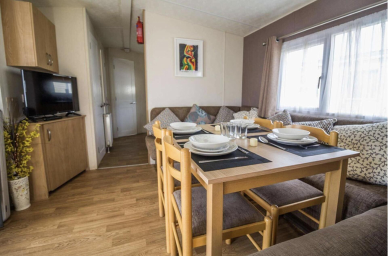Others 5, Caravan - Sleeps 10 - Pet Friendly - Parking, Essex