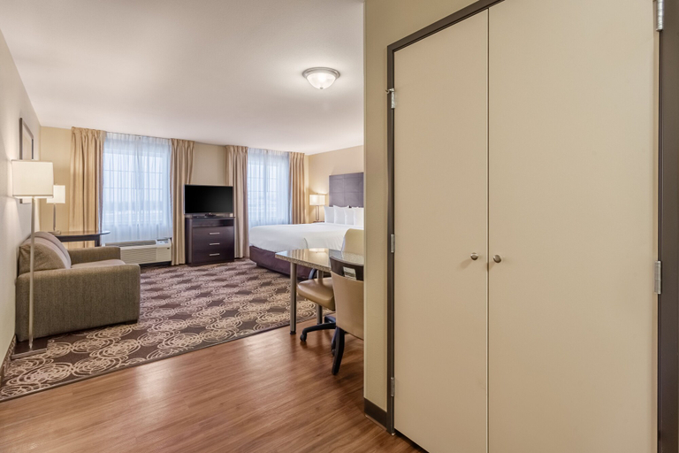 Bedroom 2, Landmark Suites, Williams