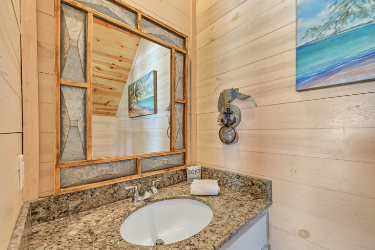 Bathroom 3, Birds of a Feather, Nueces