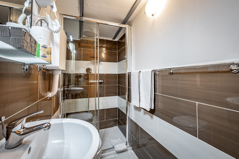 Bathroom 4, Hotel Veneto Firenze, Florence