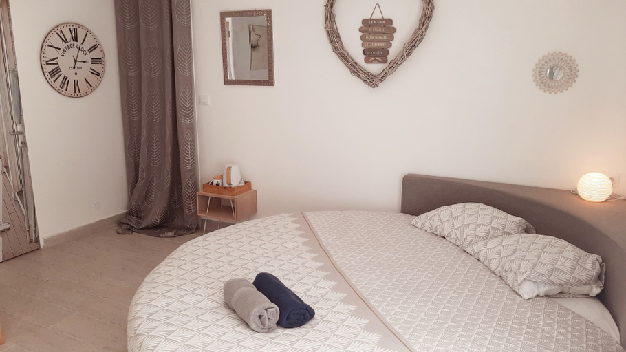 Bedroom 2, Allegria Nimes, Gard