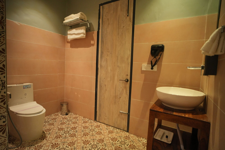 Bathroom 4, Oakhill Resort, Solan