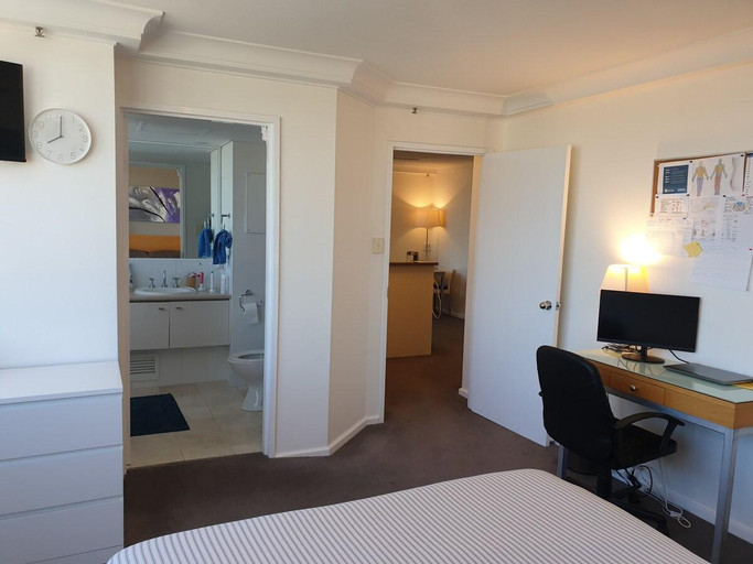 NEW! One Bedroom + free Parking; sleeps 4 max., Brisbane