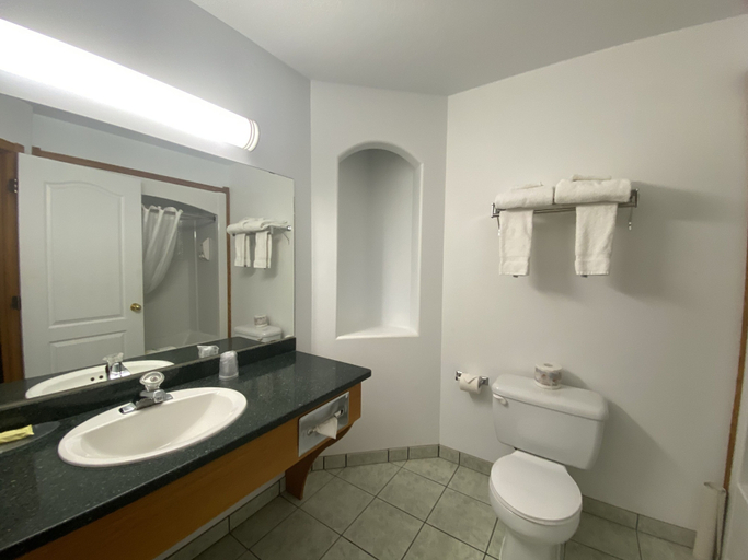 Bathroom 5, Baymont by Wyndham Hinton, Division No. 14