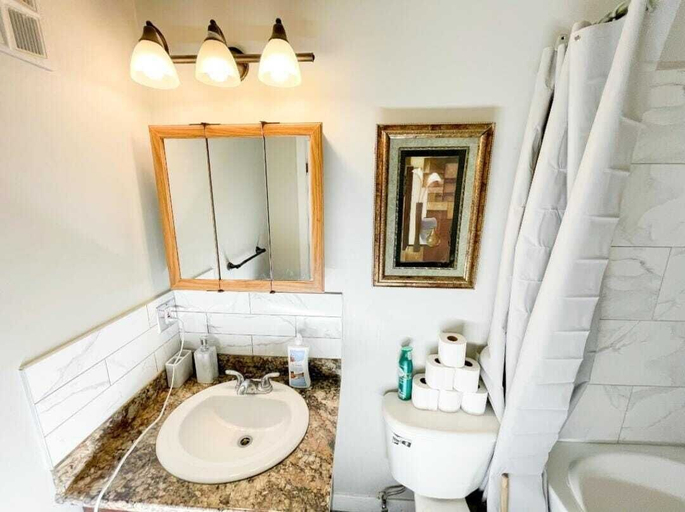 Bathroom, 10644 113 St, Division No. 11
