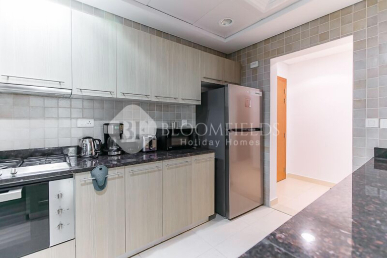 Private kitchen 2, Golf course view, stylish 2BR, Yas Island