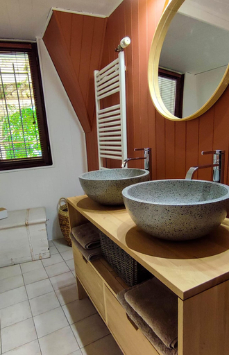 Bathroom 5, Le Mas Fraissinet, Gard