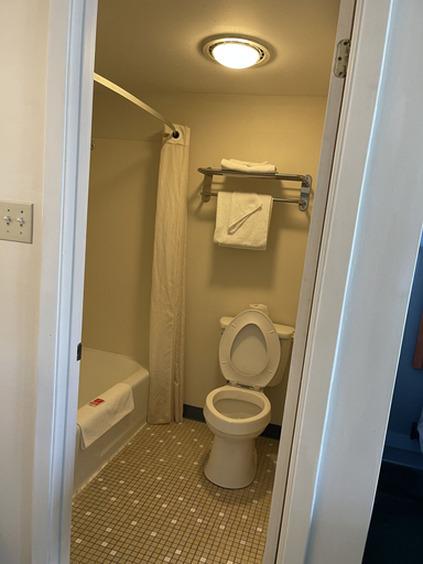 Bathroom 3, Horseshoe Curve Lodge, Blair