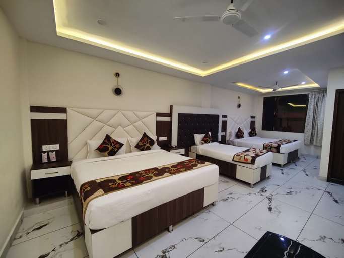 Bedroom 2, Hotel Mandi Heights - Bar, Fine Dining & Banquet Hall, Mandi