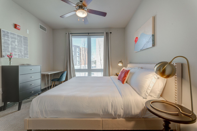 Room 5, Milwaukee Beautiful Family 2BD 2BA Downtown Apartment, Milwaukee