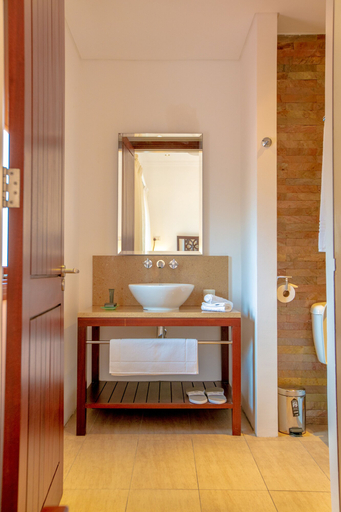 Bathroom 2, Eden Island Studios, Diana