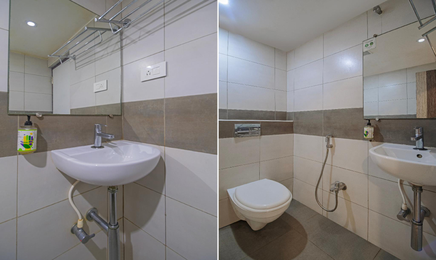 Bathroom 3, Itsy Hotels N Square, Krishna