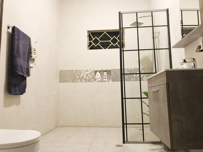 Bathroom 3, Greedy Five, Gasabo