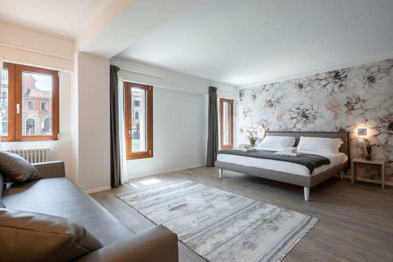 Bedroom 4, Palace Canal View by Wonderful Italy, Venezia