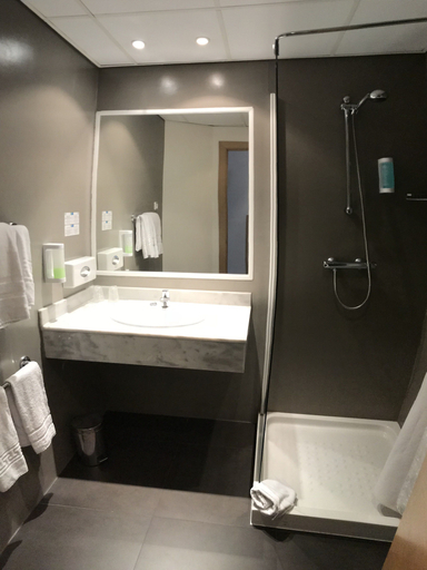 Bathroom 5, Holiday Inn Express MADRID-SAN SEBASTIAN D/L REYES by IHG, Madrid