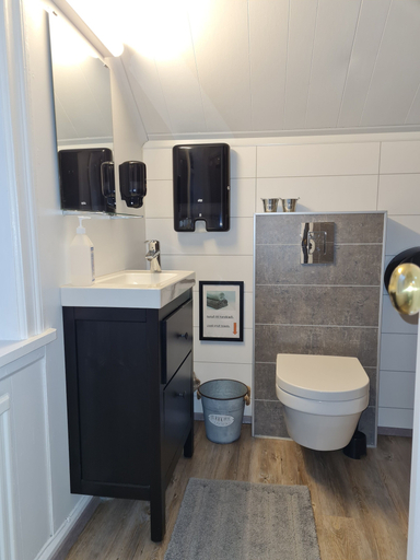 Bathroom 4, Lava Guesthouse, Vestmannaeyjar