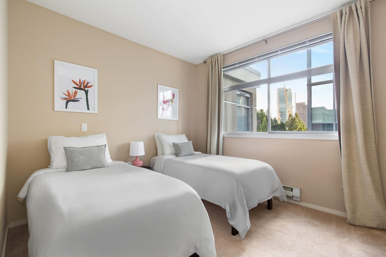 Room 4, Bellevue Designer 1BD Plus Den 1BA Apartment, King