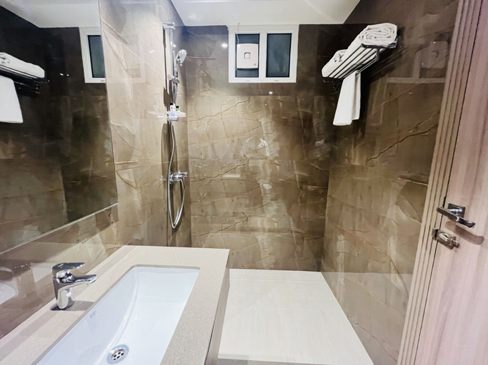 Bathroom 4, HOTEL THE ROYAL VISTA, Varanasi