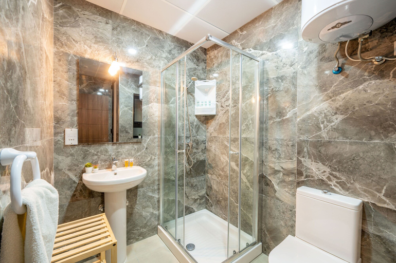 Bathroom, Sea Bliss Penthouse with two terraces enjoying side seaviews by Gatewaysmalta, Saint Paul's Bay