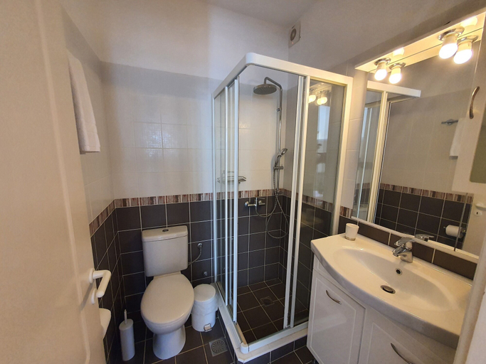 Bathroom 5, Karaoulanis apartments, South Aegean