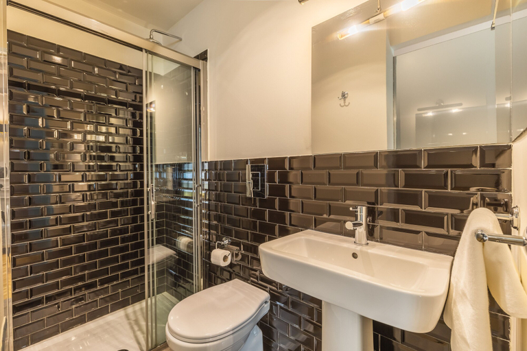 Bathroom 5, Belle Boutique