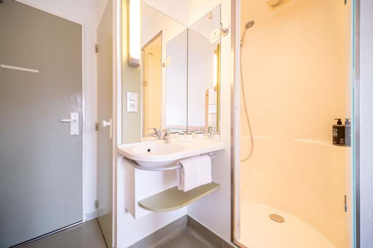 Bathroom 4, B&B HOTEL Calais Terminal Cité de l'Europe 2 étoiles, Pas-de-Calais
