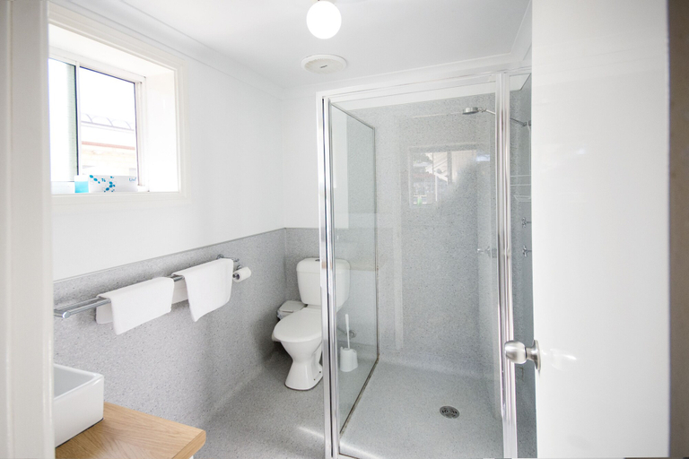 Bathroom 3, Clearwater Motel Apartments, Esperance