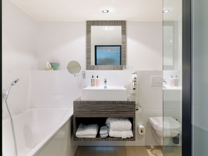 Bathroom 5, Carlton Beach, The Hague