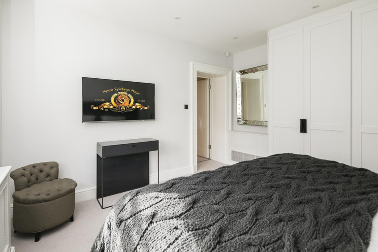 Others 3, The Connaught Suite in London, London