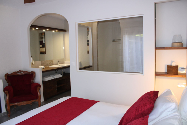 Bedroom 4, Les Secrets du Defends, Var