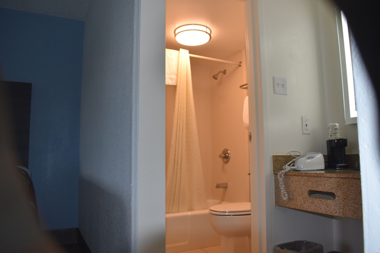 Bathroom 4, Super 8 by Wyndham Riverside AL, Saint Clair