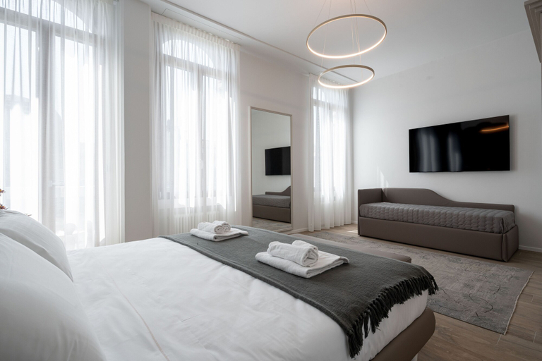 Bedroom 3, Palace Canal View by Wonderful Italy, Venezia