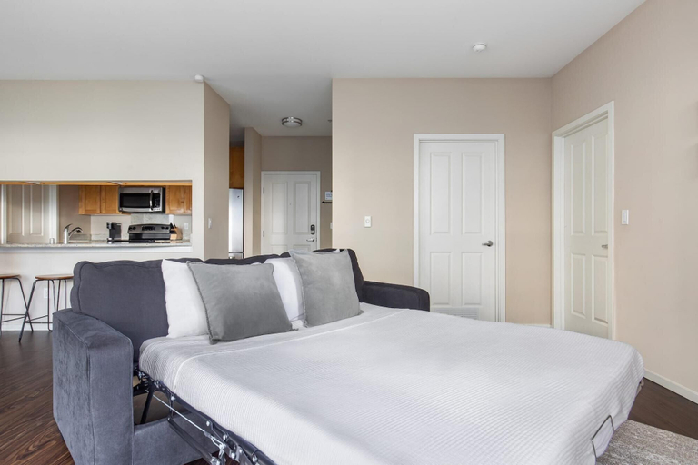 Room 5, Bellevue Sophisticated 2BD 2BA Apartment, King