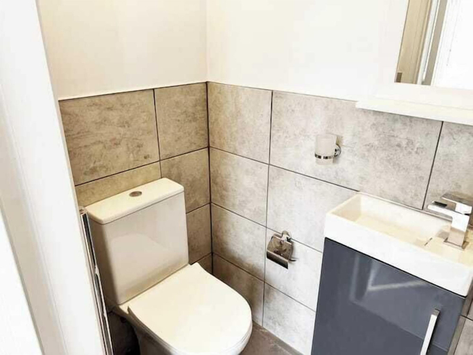 Bathroom, Minet Gardens RM 1, London