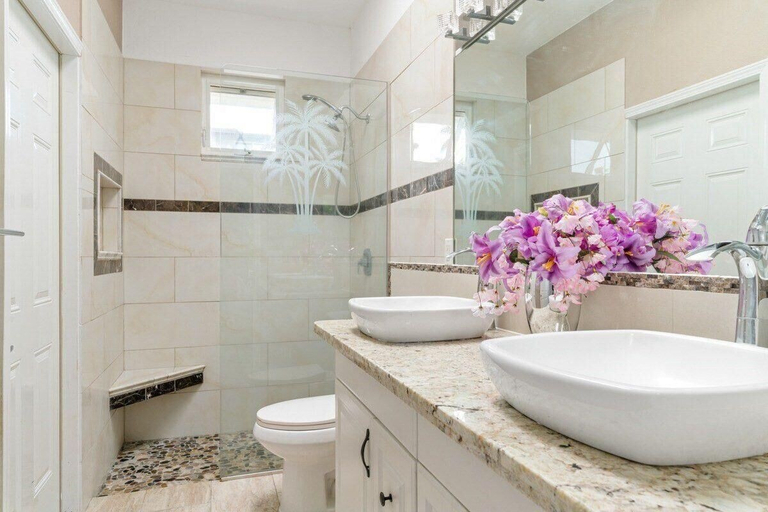 Bathroom 4, Kona Bubbles, Hawaii