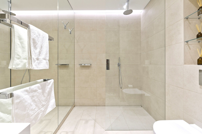 Bathroom 4, Luxury Waterfront Studio in Canary Wharf by Underthedoormat, London