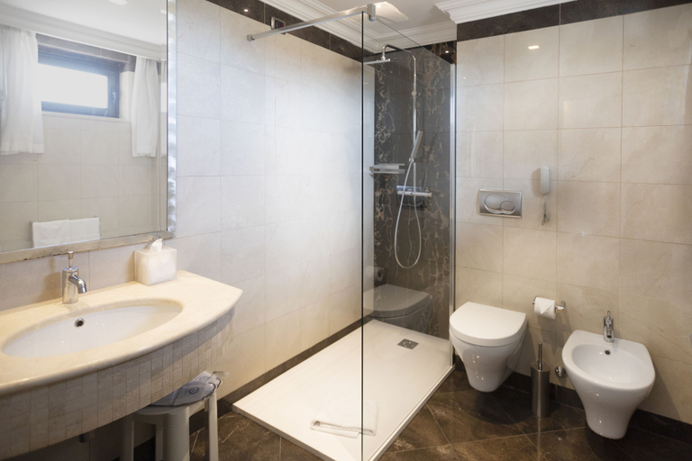 Bathroom 4, Regina Margherita Hotel, Cagliari