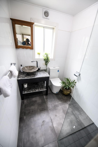 Bathroom 3, Jaspers Apartments, Byron