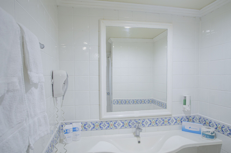 Bathroom 5, Sunbay Hotel