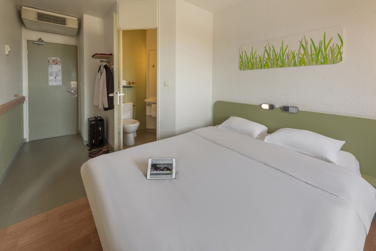 Bedroom 3, B&B HOTEL Calais Terminal Cité de l'Europe 2 étoiles, Pas-de-Calais