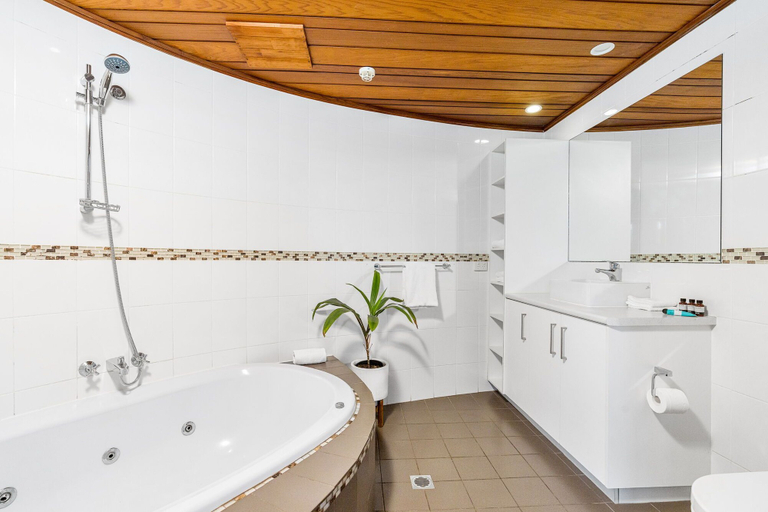 Bathroom 4, Aquarius Backpacker Resort, Byron