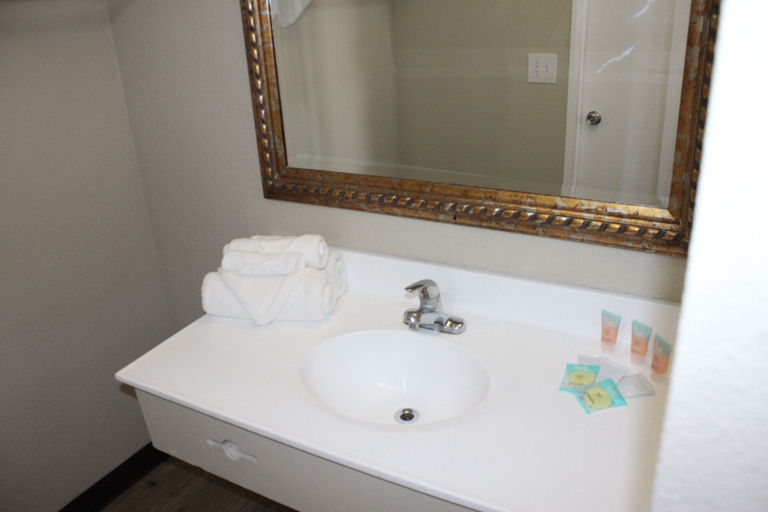 Bathroom 5, Travelodge by Wyndham Blythe, Riverside