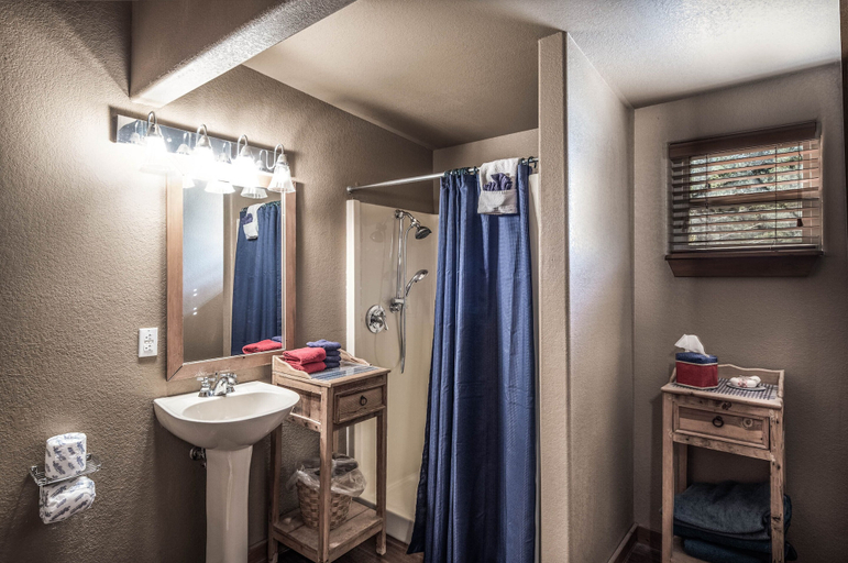 Bathroom 4, Black Bear Lodge, Lincoln