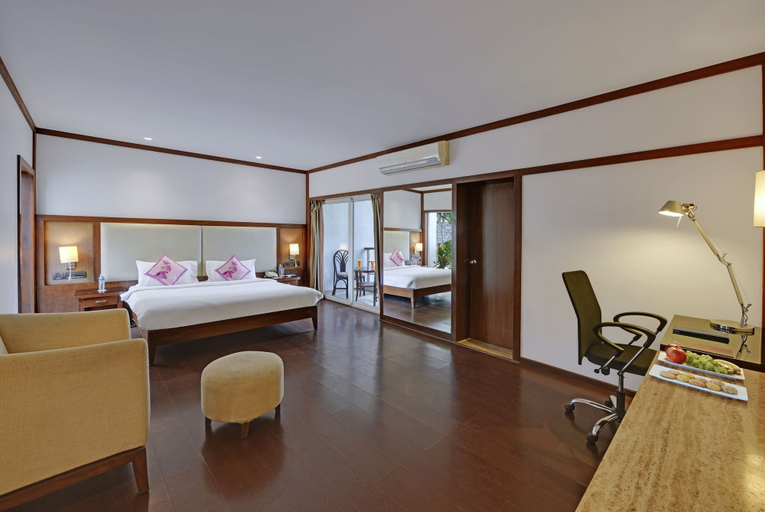Bedroom 4, Royal Orchid Resort & Convention Centre, Bangalore