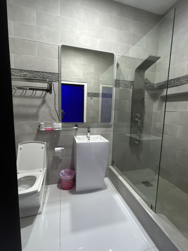 Bathroom 3, Luxury 5BD Loft in Prime Location