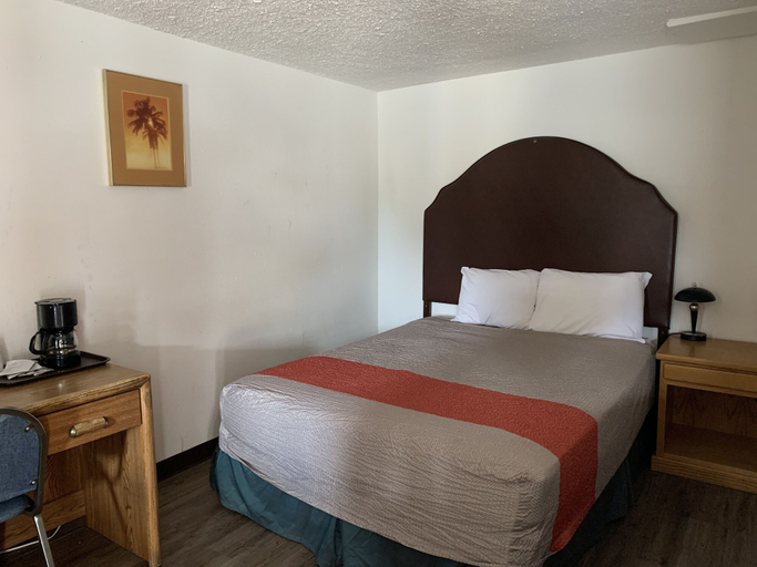 Bedroom 4, Safari Motel, Juab
