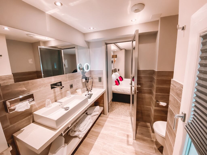 Bathroom 4, Le White, Monthey