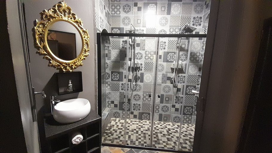 Bathroom 4, Grafiti Boutique Hotel, Waterberg