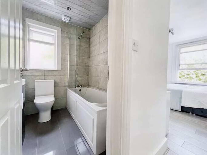 Bathroom, Modern Room in Centrally Located- Room 4, London